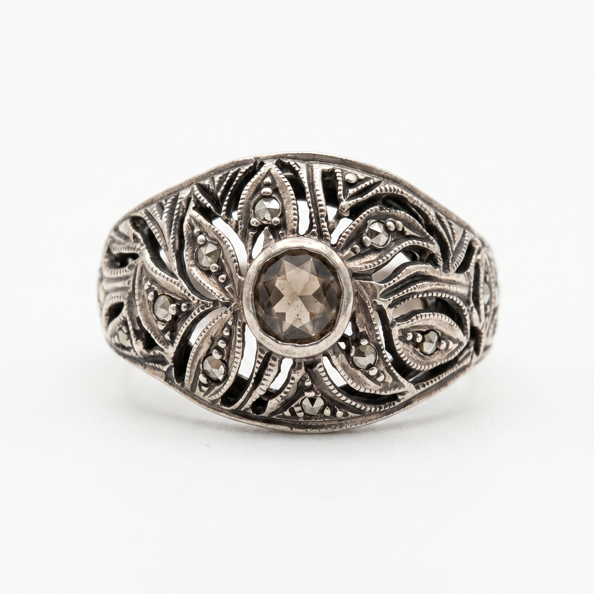 Anello in argento con quarzo fumé e marcasite, lavorazione traforata