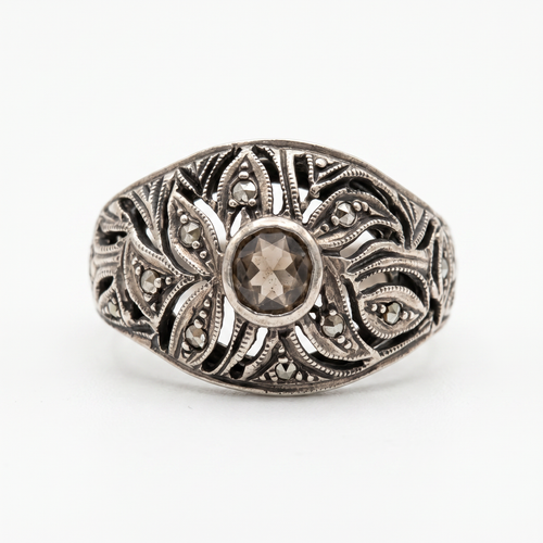 Anello in argento con quarzo fumé e marcasite, lavorazione traforata