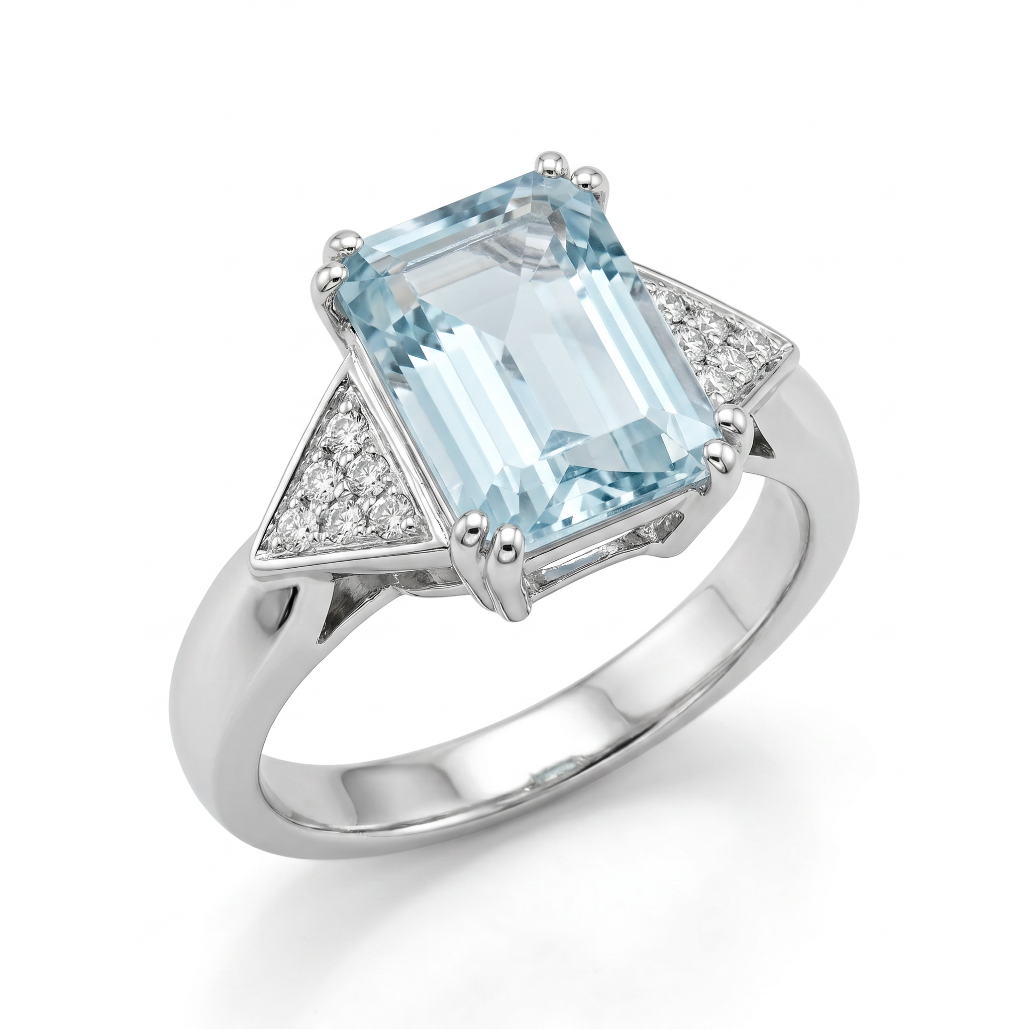 Anello in oro bianco con acquamarina taglio smeraldo e diamanti
